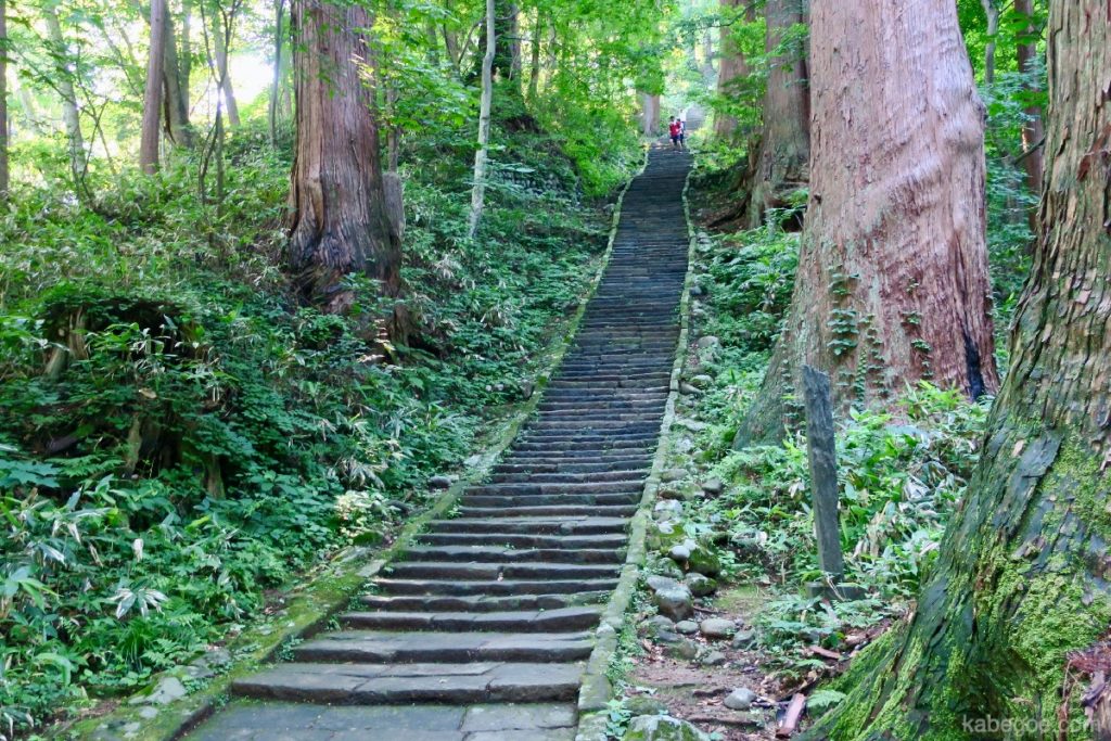 Escalones de piedra del monte Haguro