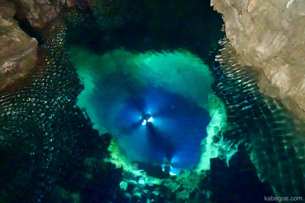 Lac souterrain dans la grotte Ryusendo