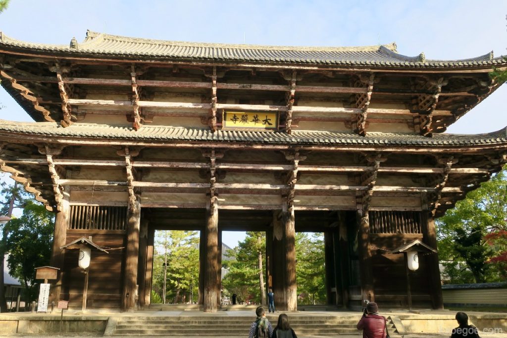 Gerbang Nandaimon dari Kuil Todaiji