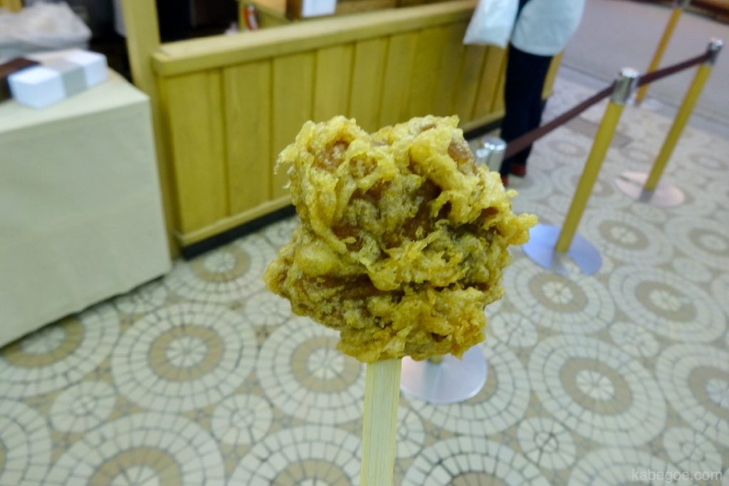 Arce frito en la calle comercial Miyajima Omotesando