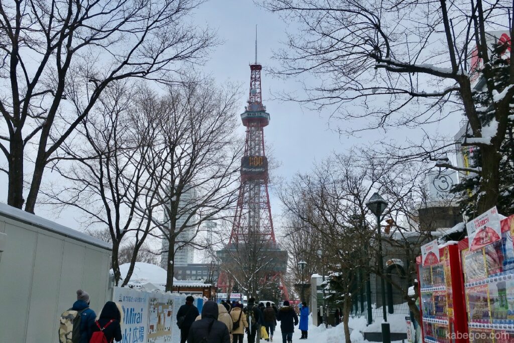 Buitenkant van de tv-toren van Sapporo
