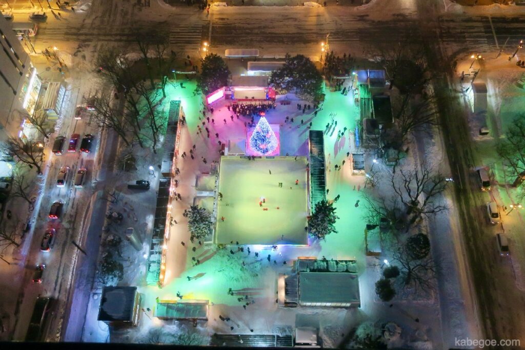 Vista nocturna del Festival de la nieve de Sapporo