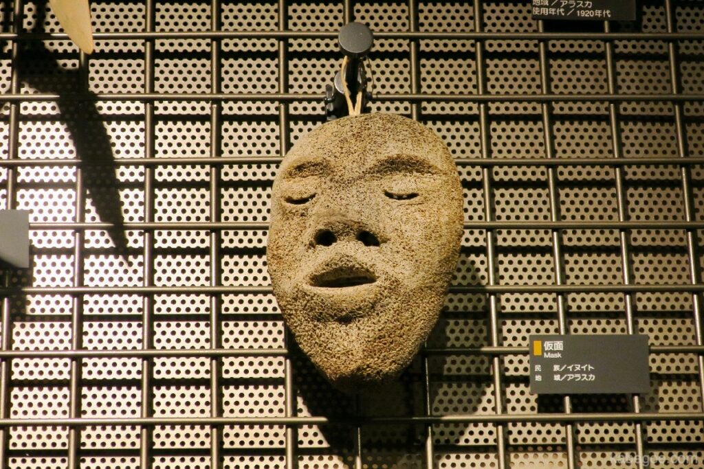 उत्तरी लोकगीत संग्रहालय का मुखौटा