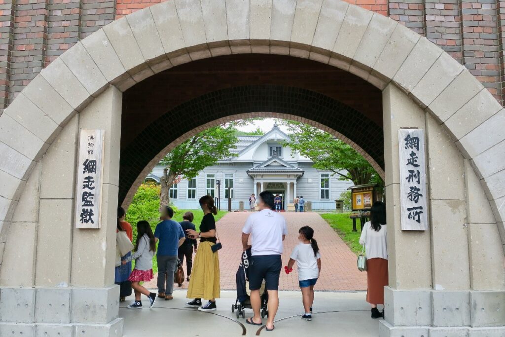 De hoofdingang van de Abashiri-gevangenis