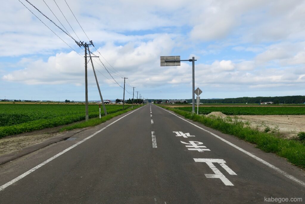 Carretera desde el aeropuerto de Memanbetsu a la estación de Nishi-Memambetsu
