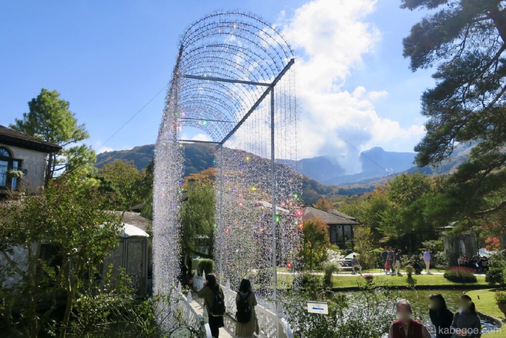 متحف غابة هاكوني الزجاجية لممر النور