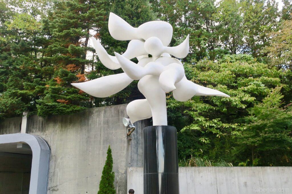 箱根彫刻の森美術館の岡本太郎「樹人」