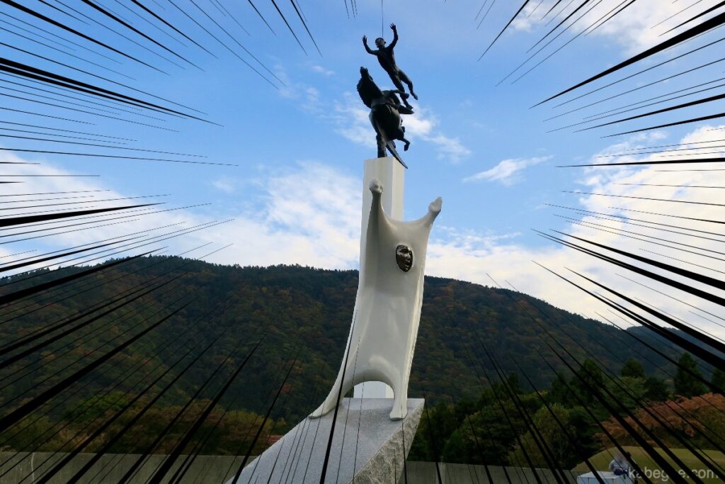 Takao Tsuchida "Gengyo-V" dan Carl Milles "People and Pegasus" di Muzium Udara Terbuka Hakone
