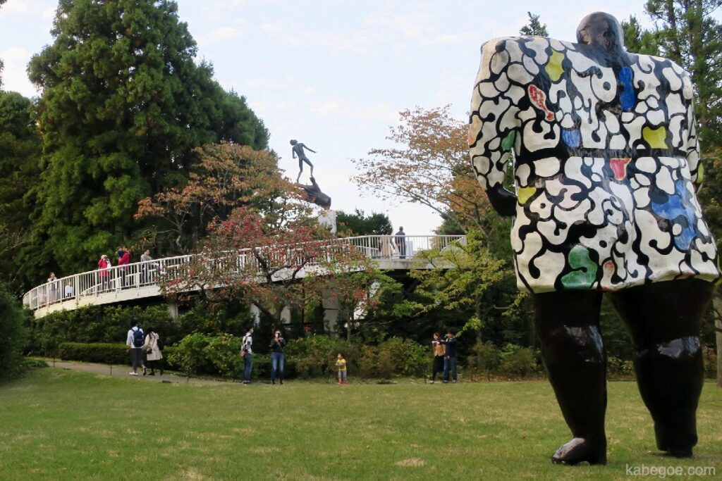 Niki de Saint Phalle "Miss Black Power" in het openluchtmuseum van Hakone