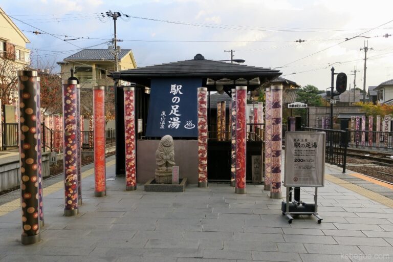 キモノフォレスト|夜にはライトアップ!嵐山駅に並ぶ着物の林( 京都) ★★☆ - かべごえ旅行絵巻
