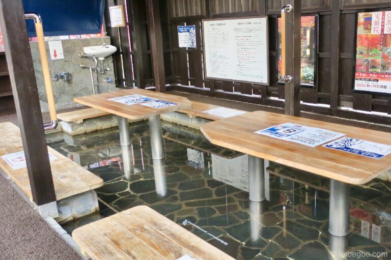 キモノフォレスト|夜にはライトアップ!嵐山駅に並ぶ着物の林( 京都) ★★☆ - かべごえ旅行絵巻