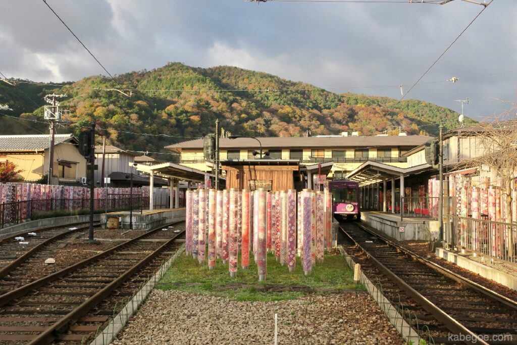 Kimono-bos op het station van Arashiyama