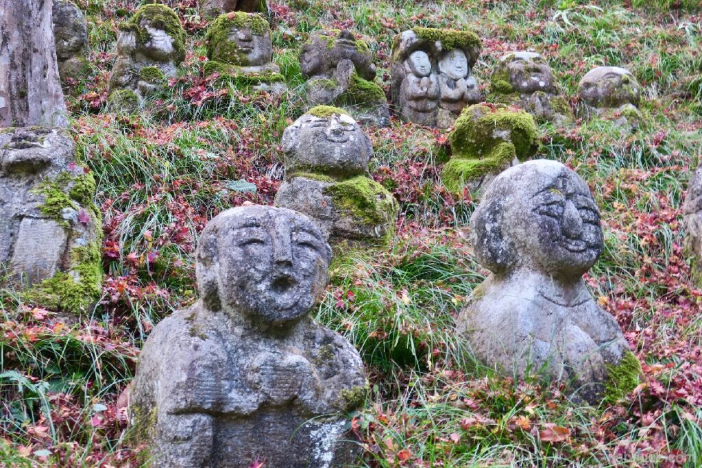 Einzigartige Steinstatue des Atago-Nenbutsu-ji-Tempels