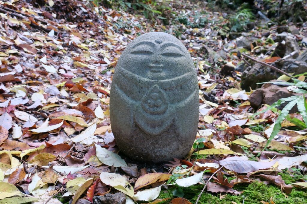 Leuk stenen beeld van de Atago Nenbutsu-ji-tempel