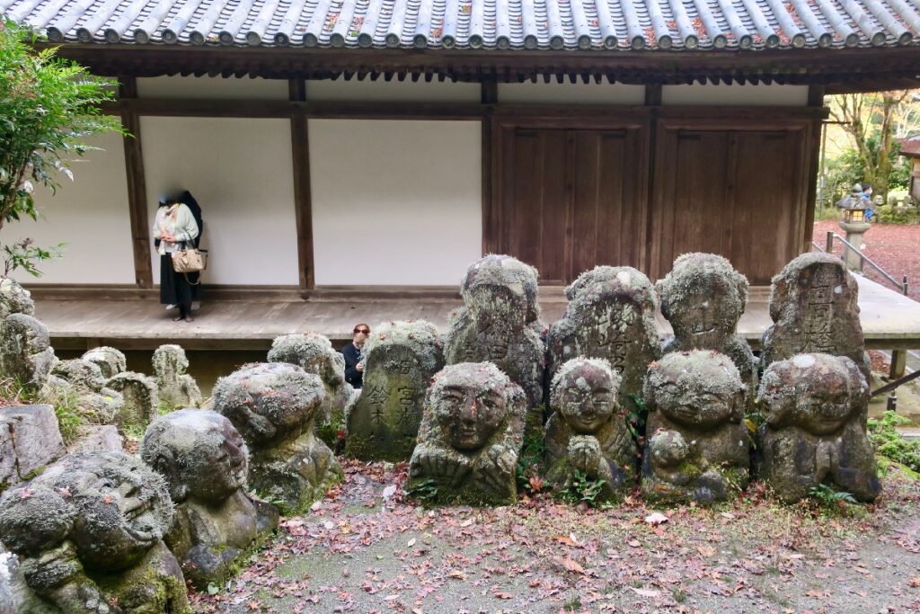 Een stenen beeld van Rakan-sama bij de Atago Nenbutsu-ji-tempel