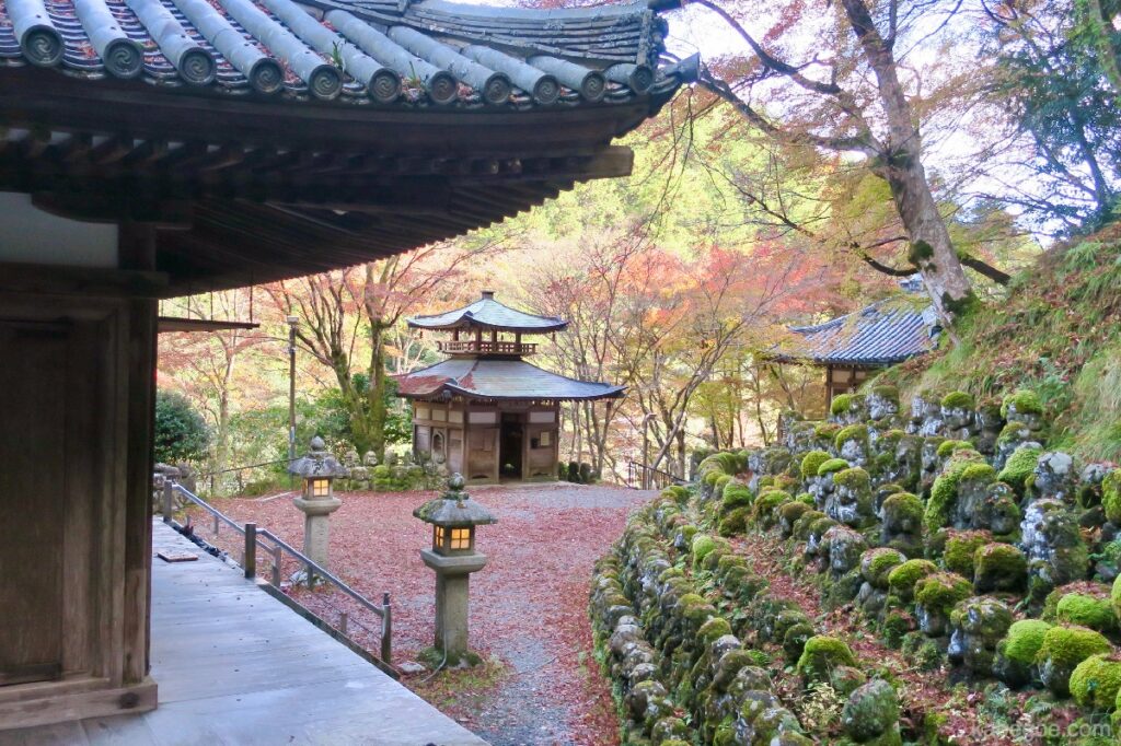 منظر من القاعة الرئيسية لمعبد Atago Nenbutsu-ji