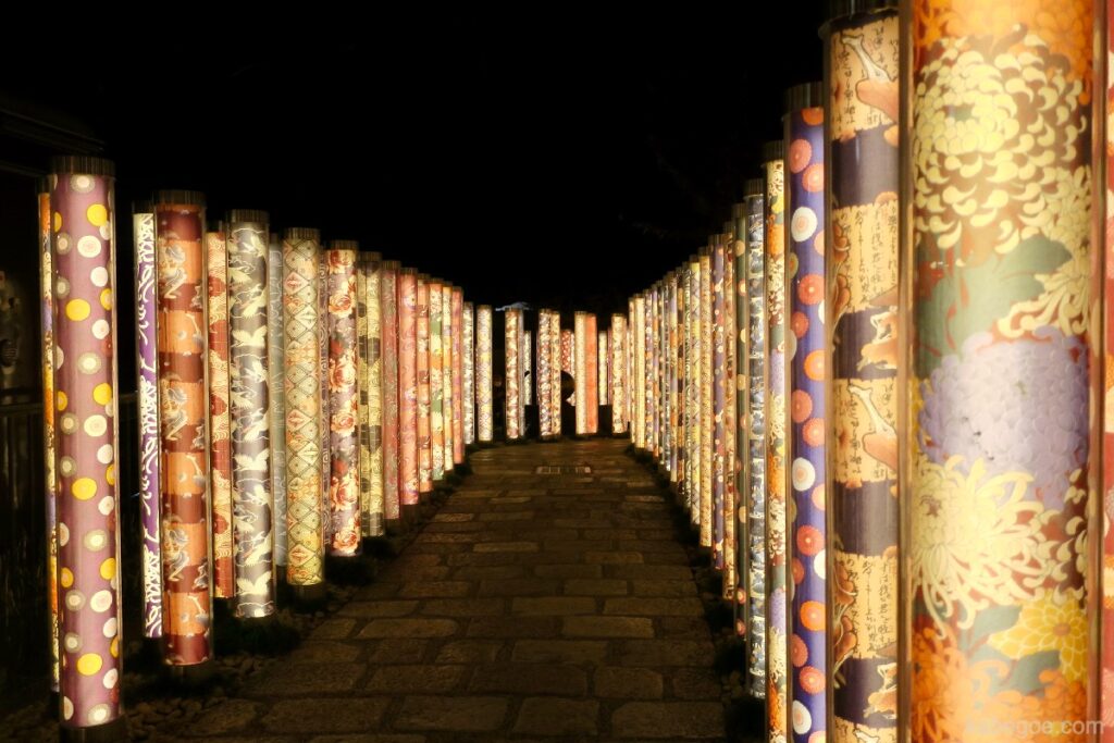 Illuminazione della foresta di kimono alla stazione di Arashiyama
