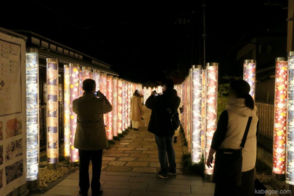 Congestión del bosque de kimonos en la estación de Arashiyama