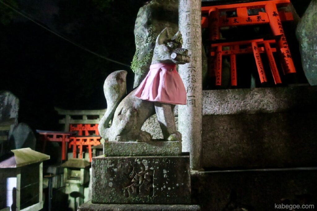 फ़ुशिमी इनारी ताइशा तीर्थ में लोमड़ी की मूर्ति statue