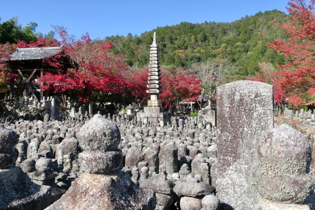 Stenen pagode van de Adashino Nenbutsuji-tempel