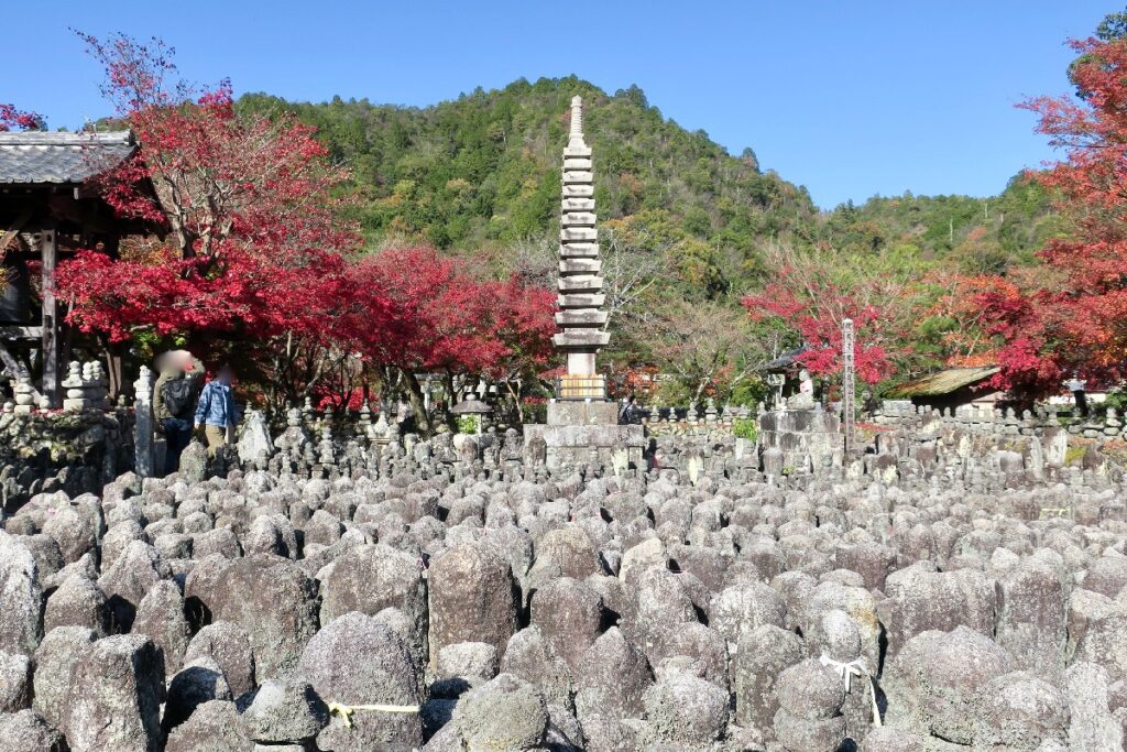 باغودا حجرية لمعبد Adashino Nenbutsuji