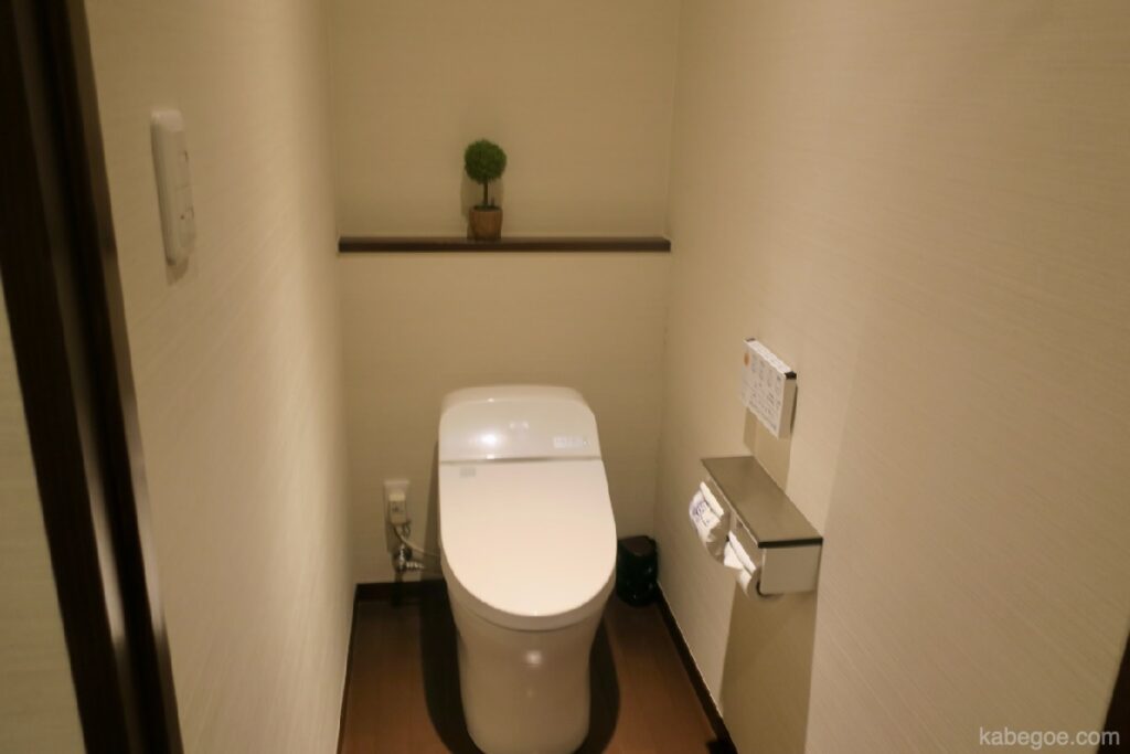 Toilette bei "Notojiso" auf Mitsukejima