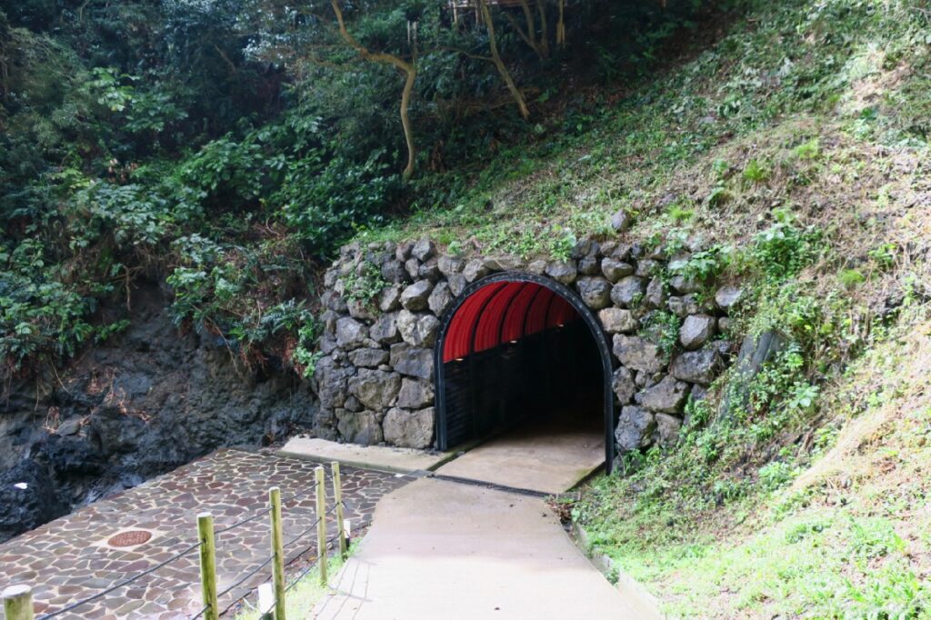 Pintu masuk "Blue Cave" di Semenanjung Noto