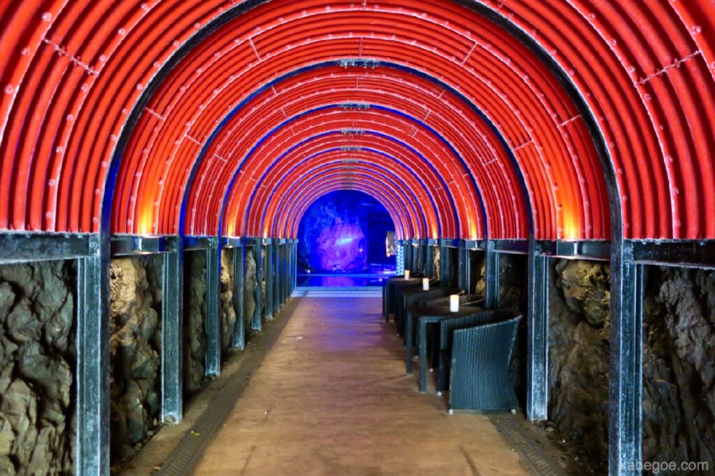 مدخل "الكهف الأزرق" في شبه جزيرة نوتو