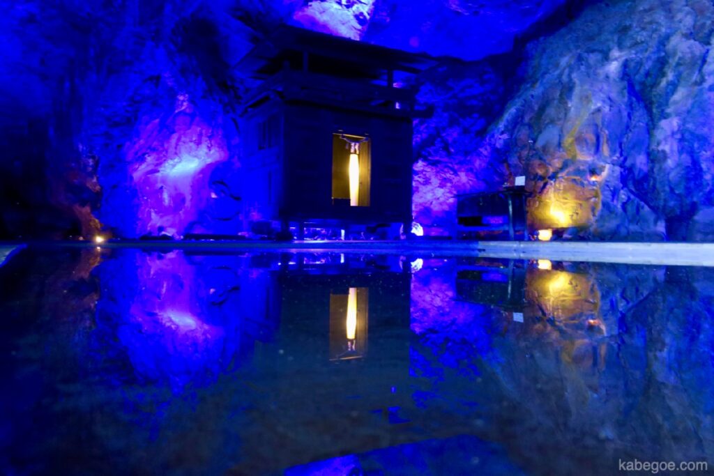 Pemandangan gua biru di Semenanjung Noto