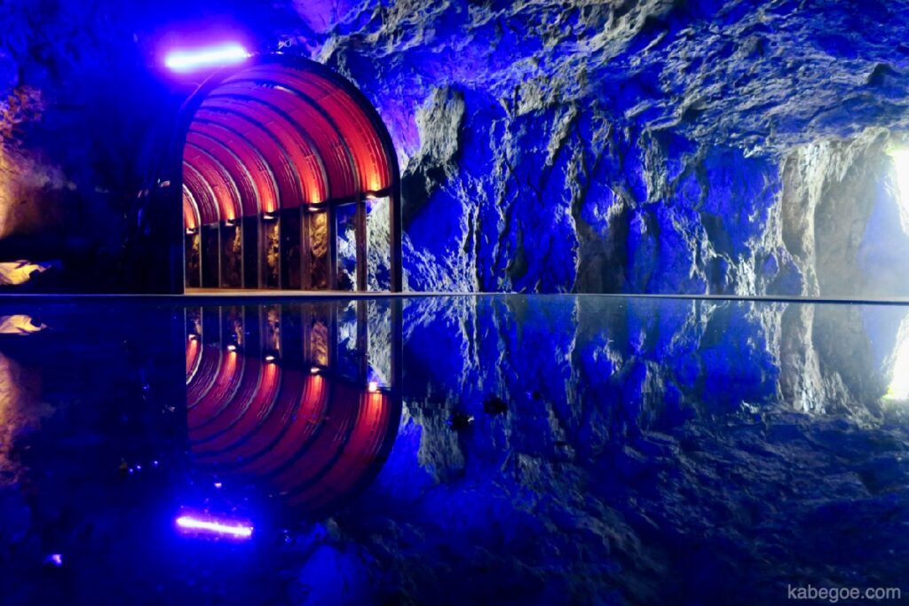 नोटो प्रायद्वीप पर नीली गुफा