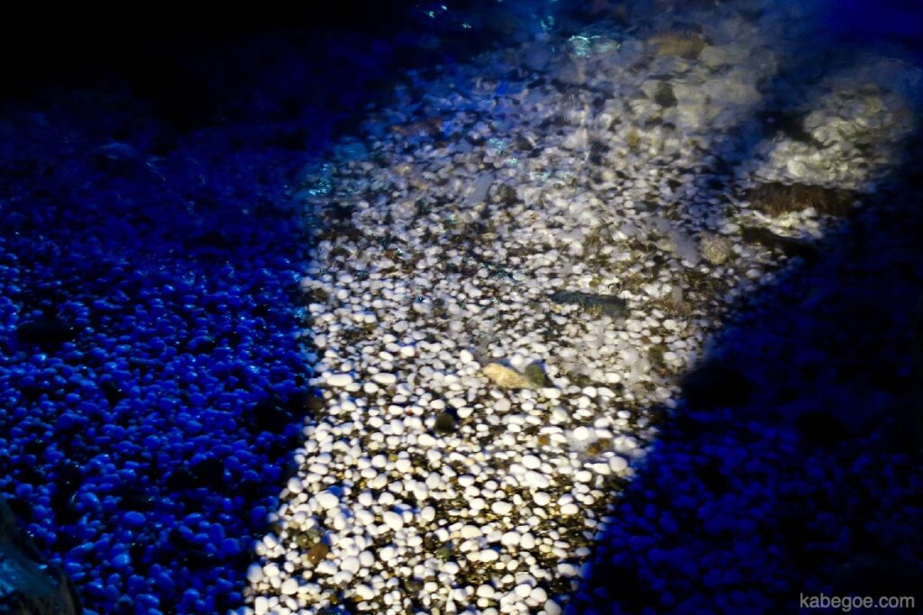 Batu kekuatan gua biru di Semenanjung Noto