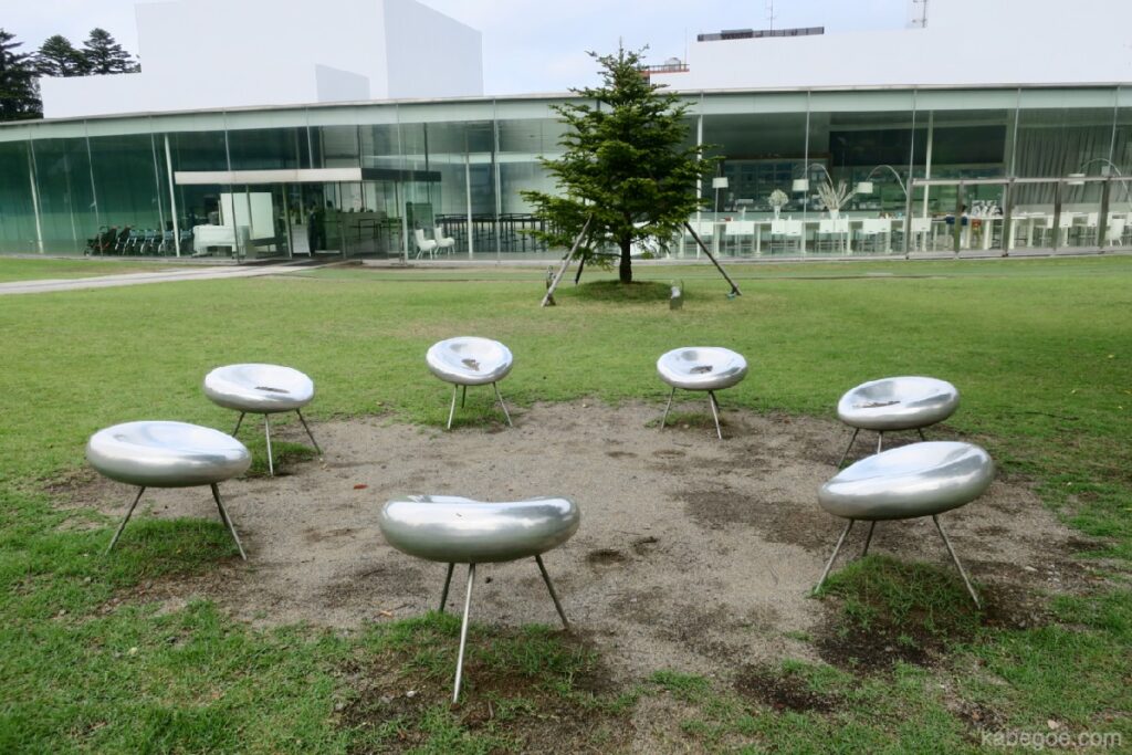 Silberner Stuhl im 21st Century Museum of Contemporary Art, Kanazawa