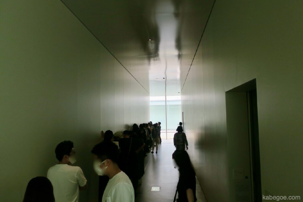 Prozession von "Swimming Pool" im 21st Century Museum of Contemporary Art, Kanazawa