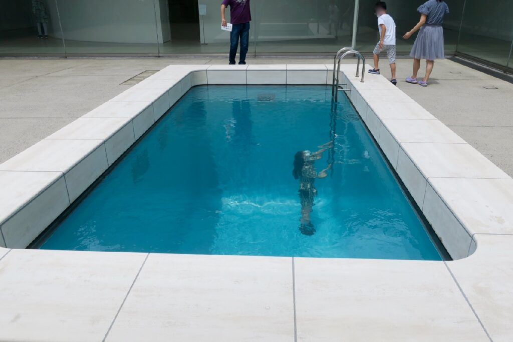 "สระว่ายน้ำ (ผู้แต่ง: Leandro Erlich)" ที่พิพิธภัณฑ์ศิลปะร่วมสมัยแห่งศตวรรษที่ 21 คานาซาว่า