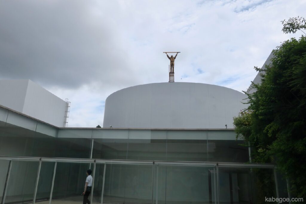 Seorang pria mengukur awan di Museum Seni Kontemporer Abad 21, Kanazawa
