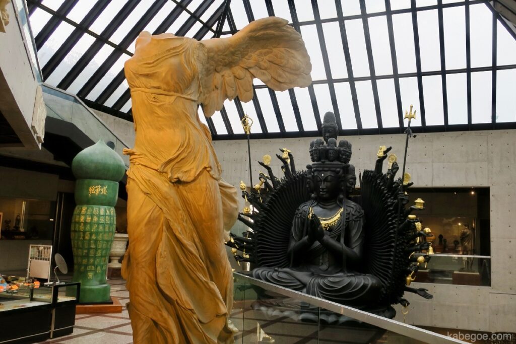 Внутри Луврского музея скульптуры