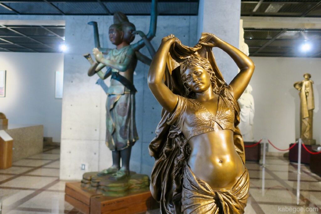 लौवर मूर्तिकला संग्रहालय में रोसेटा स्टोन