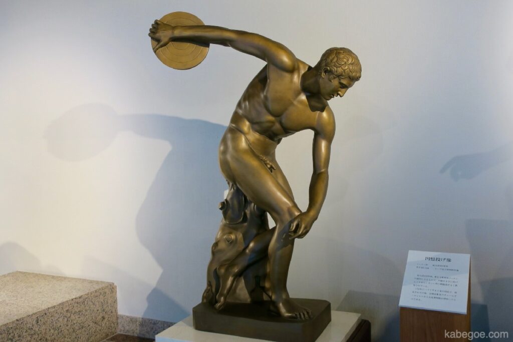 Statua del lancio del disco al Museo delle sculture del Louvre (scritta da Myron)
