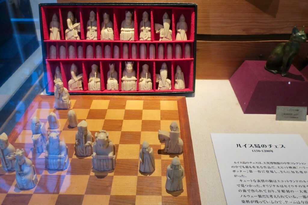 bidak catur Lewis di Museum Patung Louvre