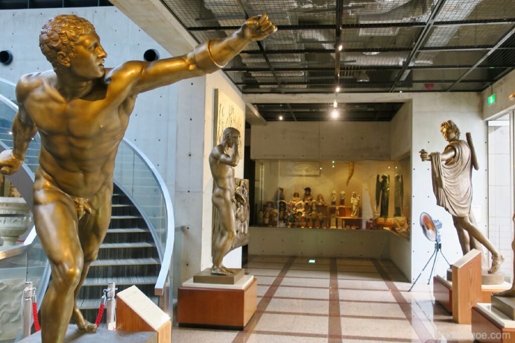 Sa loob ng Louvre Sculpture Museum