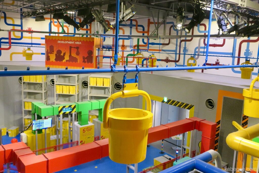 Panloob na view ng factory tour ng Legoland