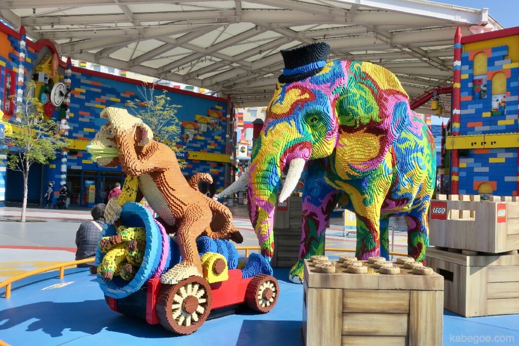 Kleurrijk standbeeld van Legoland